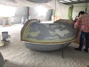 制作膠衣，用心修邊